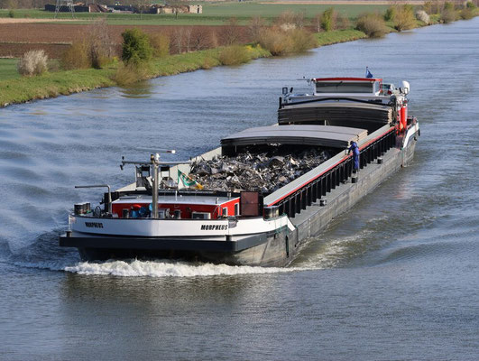 Motorvrachtschip Morpheus (ENI 02007196) geladen met schroot, met zichtbaar de scheepsgegevens op de romp: lengte 86 m, breedte 9,09 m en laadvermogen 1708 ton.