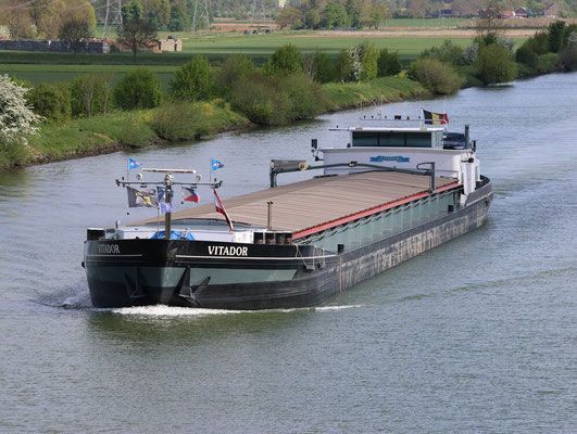Motorvrachtschip Vitador ENI 06003533 Juliankanaal bij Roosteren