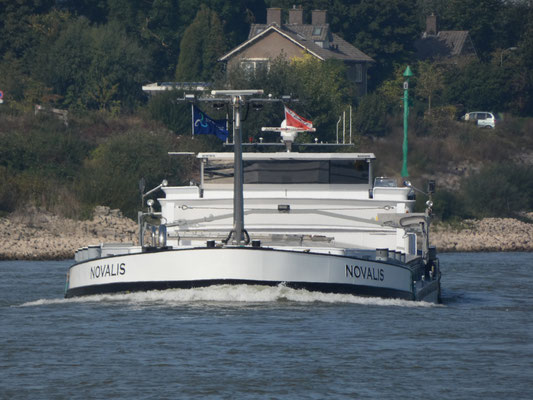 Motorvrachtschip Novalis in de opvaart op de Waal bij Millingen.