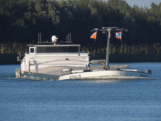Motorvrachtschip Novalis op het Schelde-Rijnkanaal.