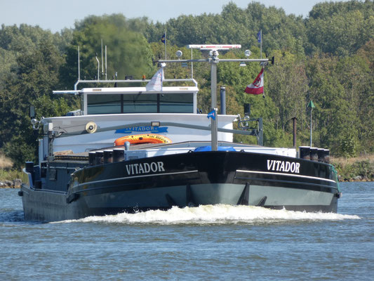 Motorvrachtschip Vitador ENI 06003533 bij Maasbracht