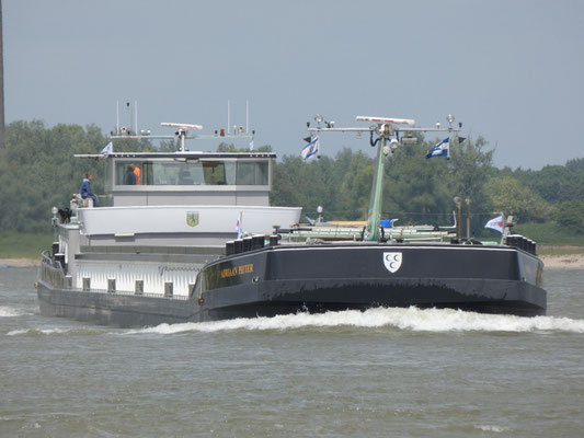 Motorvrachtschip Adriaan Pieter (ENI 02327246) varend op de Waal