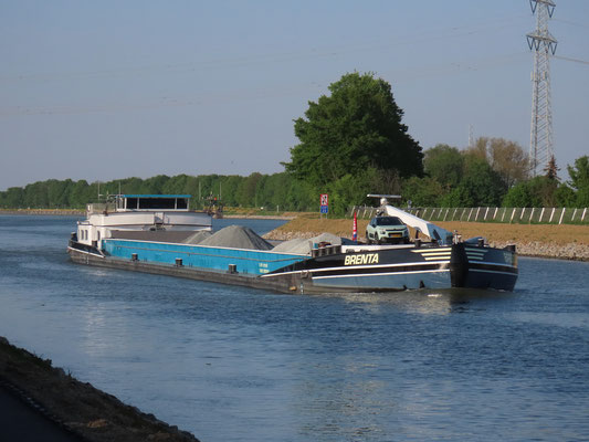 Motorvrachtschip  Brenta ENI 02318119 op het Julianakanaal boven Born