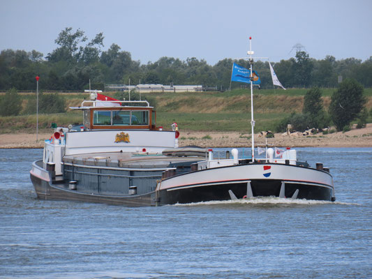 Motorvrachtschip ALK onder Ewijk op de Waal 