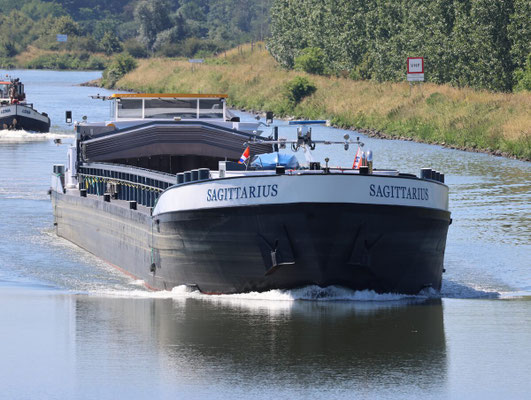 Motorvrachtschip Sagittarius, ENI 02329036, varend op dehet Juliankanaal