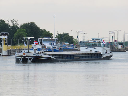 Motorvrachtschip Emerald met ENI-nummer 02205056 Sluis born