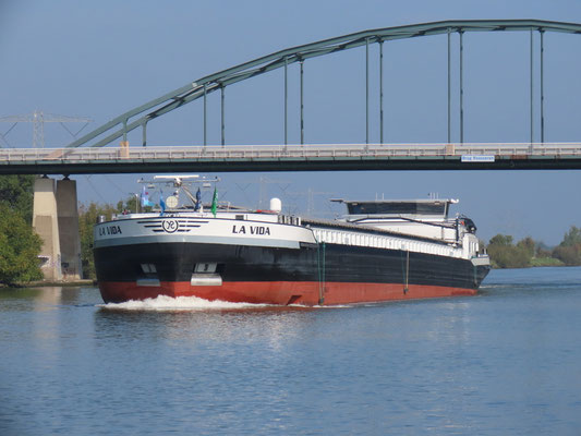 Motorvrachtschip  La Vida ENI 06105021 De La Vida op Julianakanaal
