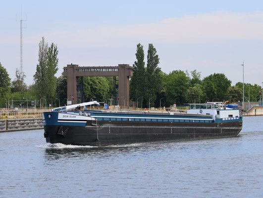 Don Juan Motorvrachtschip ENI 01822430 De Don Juan heeft een lengte van 60,00 m, een breedte van 5,77 m. Het schip heeft een laadvermogen van 833 ton.