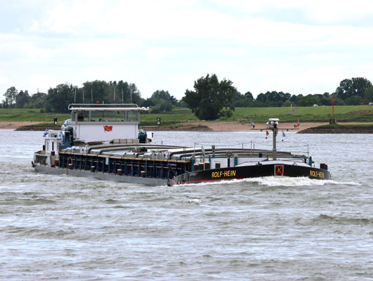 Motorvrachtschip Rolf-Hein (ENI 02326328) varend op de rivier de Waal