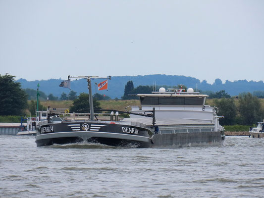Motorvrachtschip Denria (ENI 06105601) Varend op de Waal geladen
