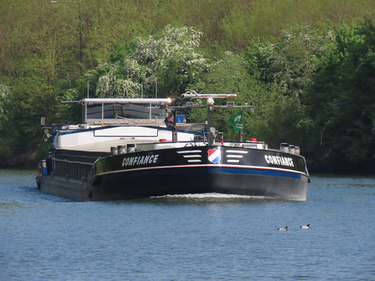 Motorvrachtschip Confiance met ENI-nummer 02321403, varend onder Nederlandse vlag,