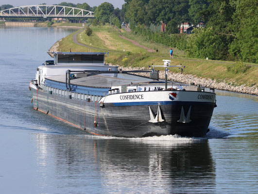 Motorvrachtschip Confidence (ENI 02319741), gebouwd in 1963 als Hector in Burcht (België). Nu 86 m lang, 1.529 ton. 