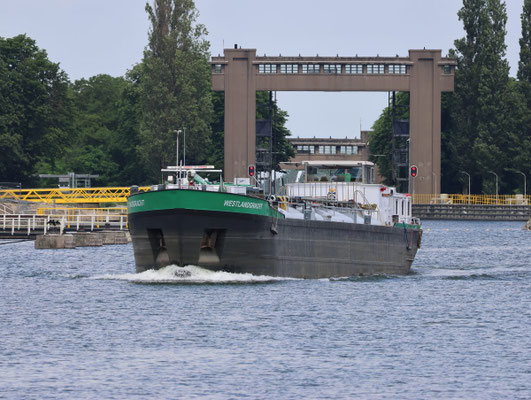 Motortankschip Westlandgracht (ENI 02104853), poedertanker voor cementvervoer, varend op een Nederlandse binnenvaartweg