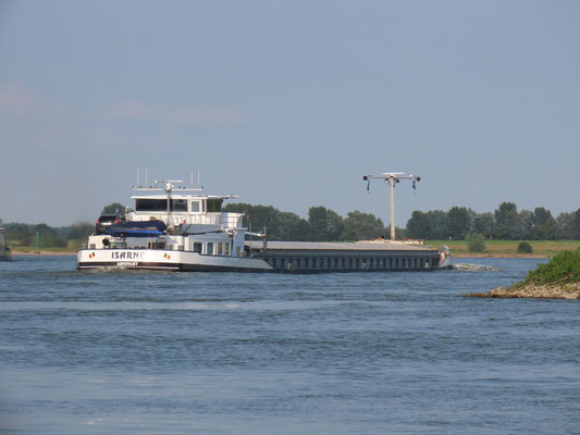 Motorvrachtschip Isarno gespot on de opvaart op de Waal bij Rossum