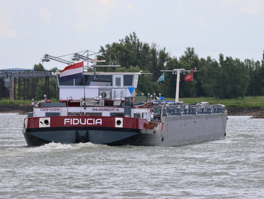 Motortankschip Fiducia (ENI 02340291), Lengte 135,00 m, breedte 11,45 m. op de Waal