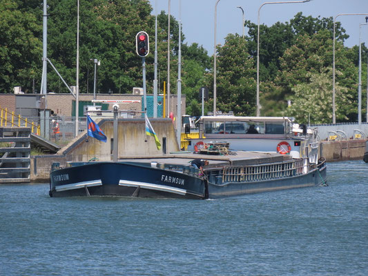 Motorvrachtschip Farmsum (ENI 02209380), Boven Sluis Born