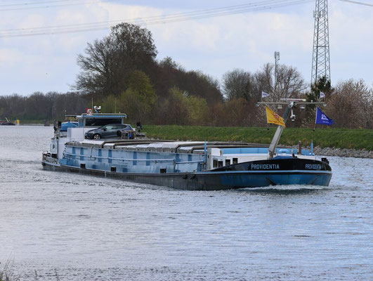 Motorvrachtschip Providentia (ENI 02310687) varend boven Born