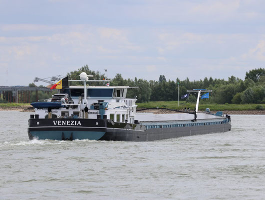 Motorvrachtschip Venezia (ENI 02330162) bij Ooij.