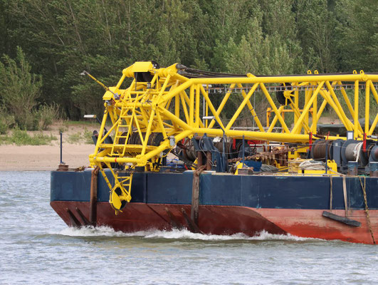 Drijvende bok Hebo-Lift 8 van Hebo Maritiem Service op transport op de Waal, 