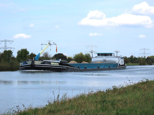 Motorvrachtschip  Brenta ENI 02318119 op het Julianakanaal bij Echt