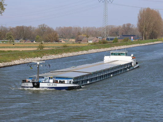 Motorvrachtschip Selene (ENI 02318713), varend voor PTC Groep