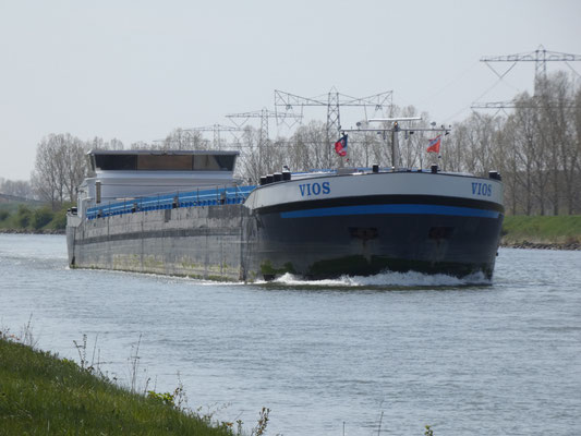 Motorvrachtschip Vios (ENI 02337965) varend op het water, gebouwd in 2018, eigendom van Kuipers & Zn VOF te Terneuzen.