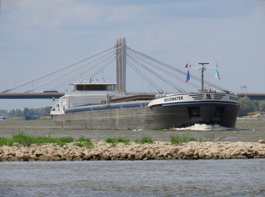 Motorvrachtschip Buijswater opvarig op de Waal 