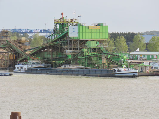 Werkhaven Trierveld langs het Julianakanaal met geladen binnenvaartschip bij de verwerkingsinstallatie van Consortium Grensmaas