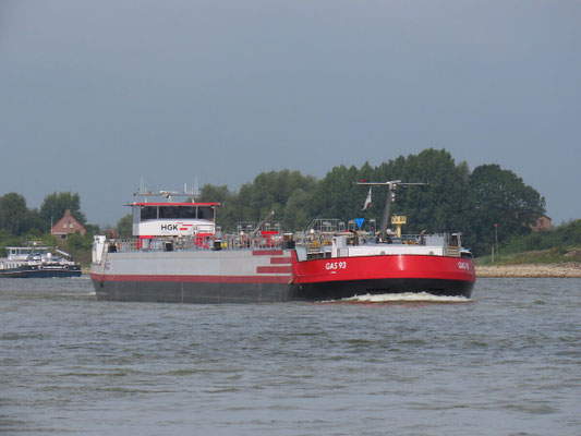 Motortankschip Gas 93 (ENI 04812900) varend op de rivier de Waal