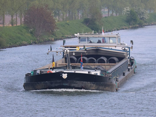 Motorvrachtschip Julien met ENI-nummer 02325440 varend onder Nederlandse vlag, voorheen bekend als Laufenburg, Laguna, Dieni en Mondial.