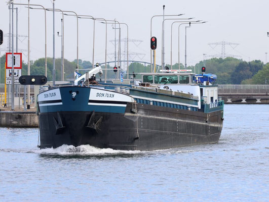 Boven Born Don Juan Motorvrachtschip ENI 01822430 