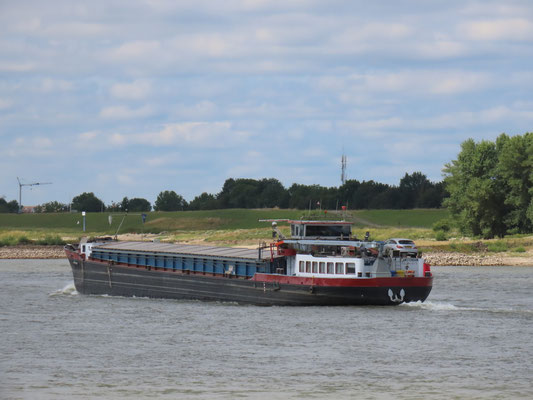 Motorvrachtschip Marlesri (ENI 02314227) ledig op de Waal