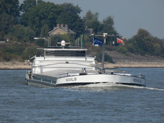 Motorvrachtschip Novalis in de opvaart op de Waal 