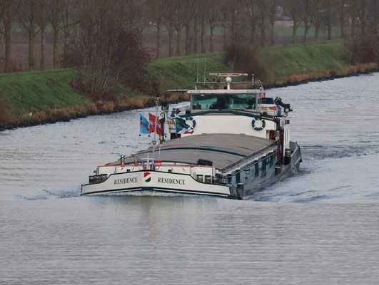 Motorvrachtschip Residence (ENI 02311479), gebouwd in 1963 als Henri bij scheepswerf Van Duijvendijk in Lekkerkerk, met zichtbare scheepsgegevens op de romp: 1007 T, 70 x 7,27 m