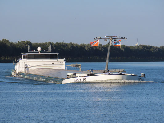 Motorvrachtschip Novalis op het Schelde-Rijnkanaal. Foto 2