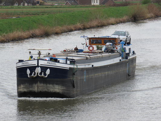 Motorvrachtschip Mazzel in de opvaart op het Julianakanaal bij Obbicht.