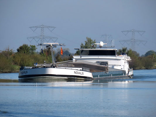 Ms Novalis .Dit schip valt in de grote Rijnvaart-klasse, met een lengte van 110,00 meter en een breedte van 11,45 meter. Het heeft een maximaal laadvermogen van 3248 ton