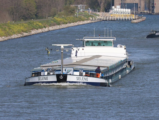 Motorvrachtschip Selene (ENI 02318713), varend voor PTC Groep, gebouwd in 1969 als Elise Ebert bij Ebert & Söhne in Neckarsteinach.