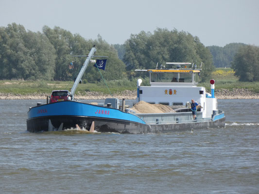 Motorbeunschip Janna (ENI 2103893) geladen met zand