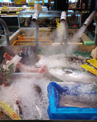 魚健 鮮魚部 店内