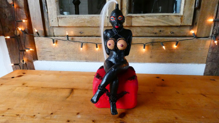 Fetisch Sklavin  mit Podest aus Ton   oder als Kantenhocker    29 cm   40 Euro