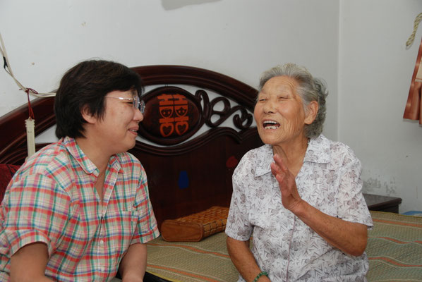 楊玉芬 弁護団と歓談する楊玉芬さん