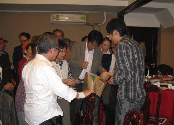 2009年9月　市民と撫順の大学生との交流（撫順） 日本の市民と撫順の大学生との交流（２００９年・撫順）