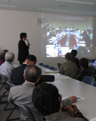 2011年12月　国会議員への働きかけ（院内集会・撫順報告） 日本政府は平頂山事件の事実と責任を認め謝罪し、その証として謝罪の碑と陵苑を造り、二度と同じ過ちを繰り返さないように教訓を後の世代に伝えよ－幸存者らが求めているこれらの解決要求実現のため国会議員へ働きかけている（２０１１年・東京・院内集会）