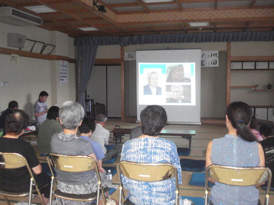 2010年8月　「赦しの花朝顔」を鑑賞しながら平頂山事件を伝える（郡山・朝顔祭り） 平和の誓いの証として撫順戦犯管理所の職員から元日本兵に託された朝顔の種。それを日本で育て平和の尊さを語り継いでいる体験を描いた絵本「赦しの花朝顔」を通して、平頂山事件を考える集いを開催（２０１０年・郡山・朝顔祭り）
