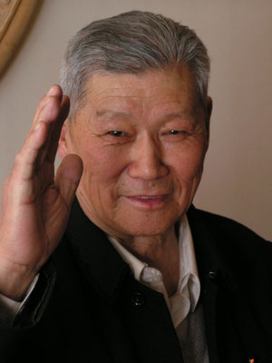 故楊宝山　2005年 来日した際に市民と歓談する故楊宝山さん