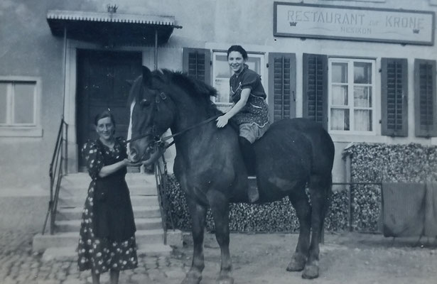 Vor dem Restaurant - undatiertes Foto 