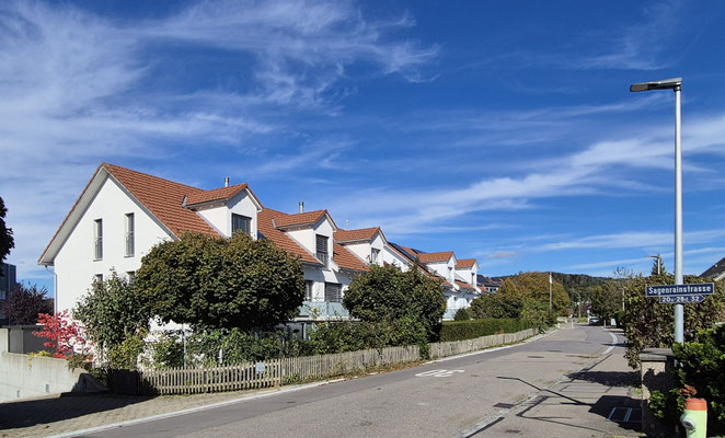 ... und so sieht die Sagenrainstrasse beim ehemaligen Berghof im Jahr 2025 aus.