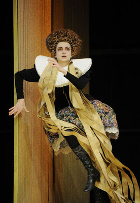 Viel Lärm um nichts, Rolle: Beatrice, Regie: Caroline Stolz, Bühne: Jan Hendrik Neidert, Kostüme: Lorena Diaz Stephens, Staatstheater Wiesbaden 2013, Foto: Martin Kaufhold