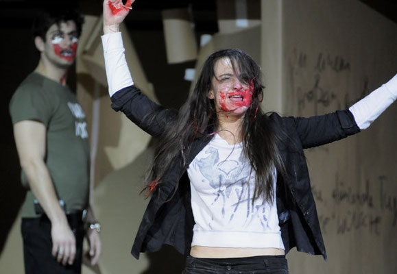 Die Räuber, Rolle: Amalia, Regie & Bühne: Ricarda Beilharz, Kostüme: Franziska Rast, Staatstheater Wiesbaden 2009, Foto: Martin Kaufhold, mit: Florian Thunemann